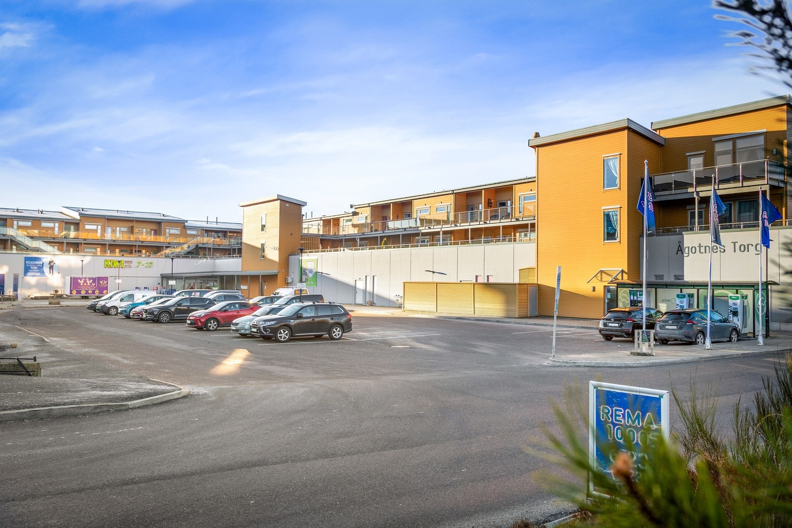 Ågotnes torg - Her finner du både Rema 1000 og Kiwi Galleribilde
