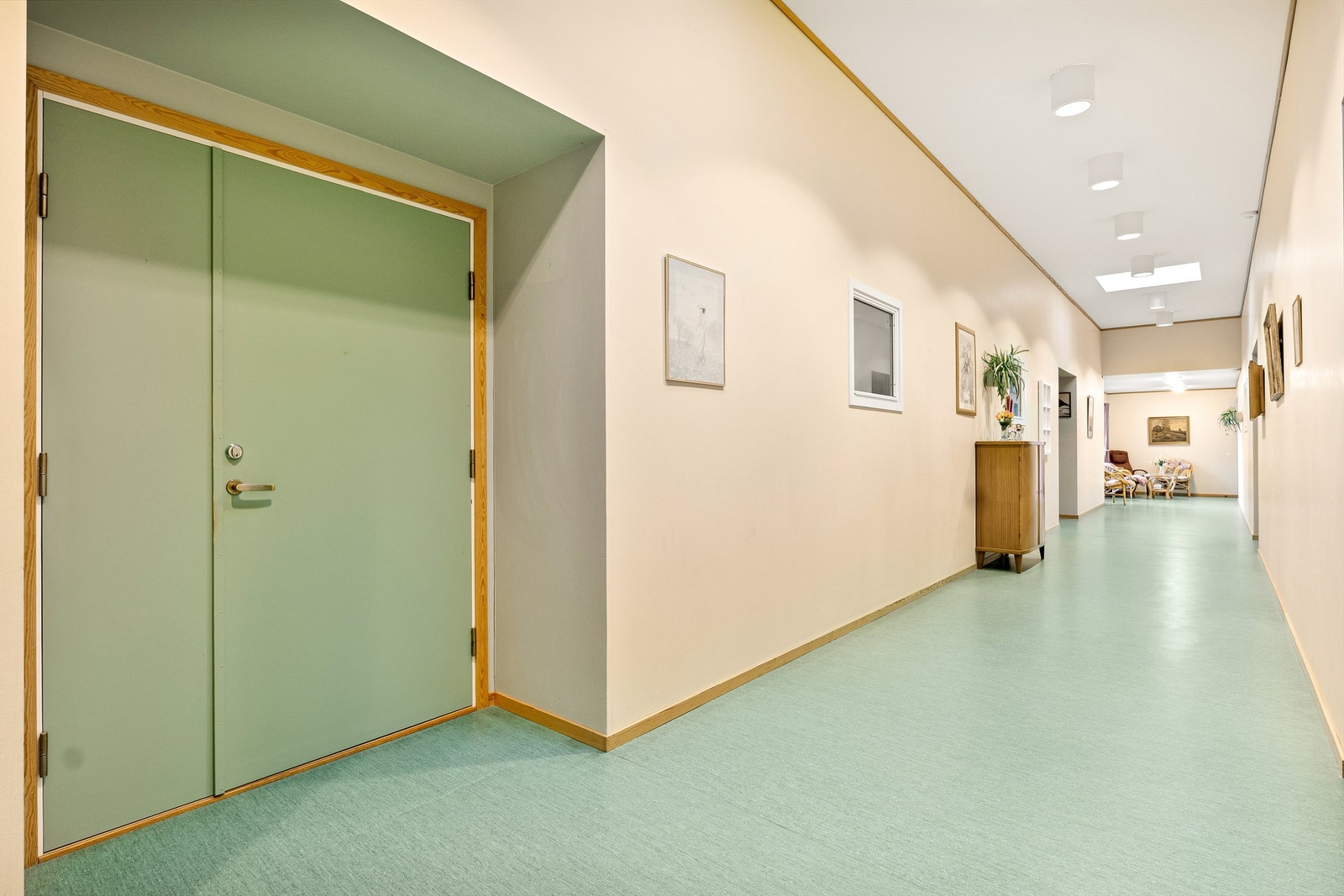 Felles gang inn til hver bolig. Legg merk til takhøyden, vinduene og bredden. Her er det god plass! Galleribilde
