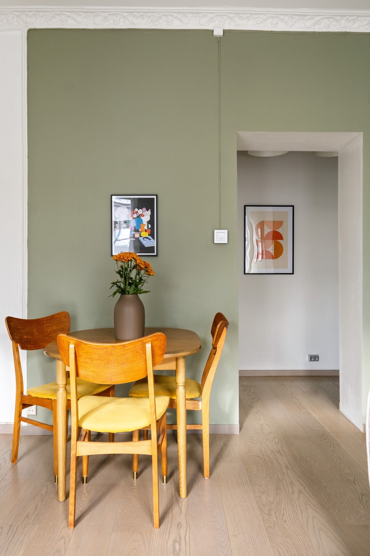 Rundt spisebordet i stuen kan man samle familie og gode venner til hyggelige måltider. Galleribilde