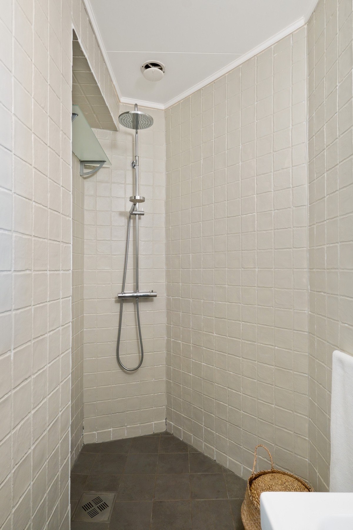 Badet er utstyrt med dusjhjørne. Det er varmekabel i gulvet. Galleribilde