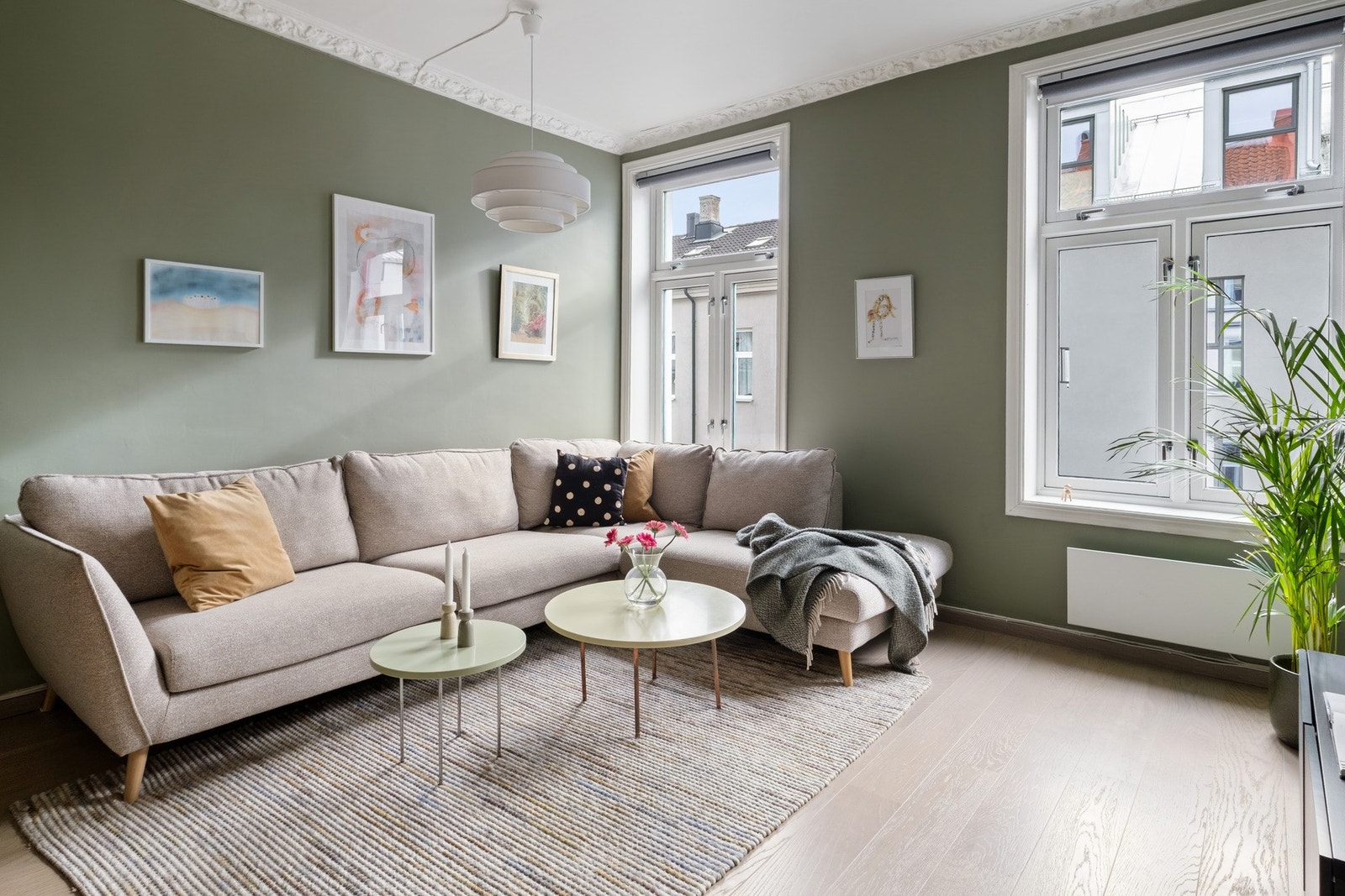 Store vindusflater slipper inn rikelig med naturlig dagslys. Galleribilde