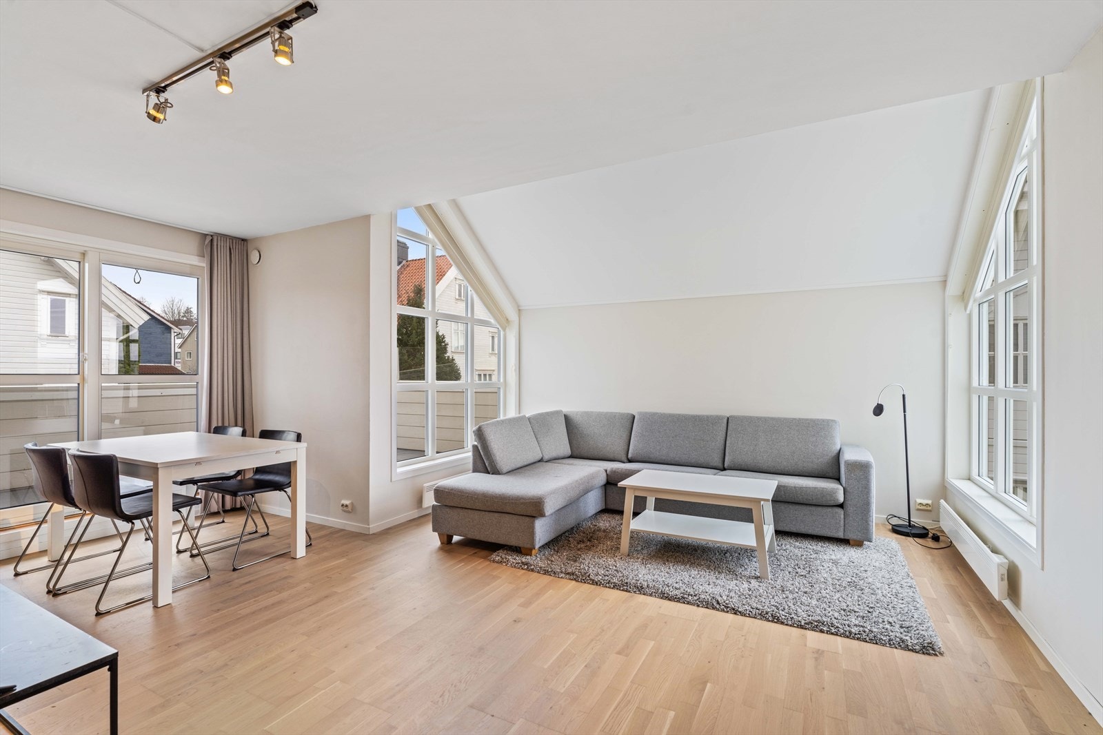 Stue med mye naturlig lys Galleribilde