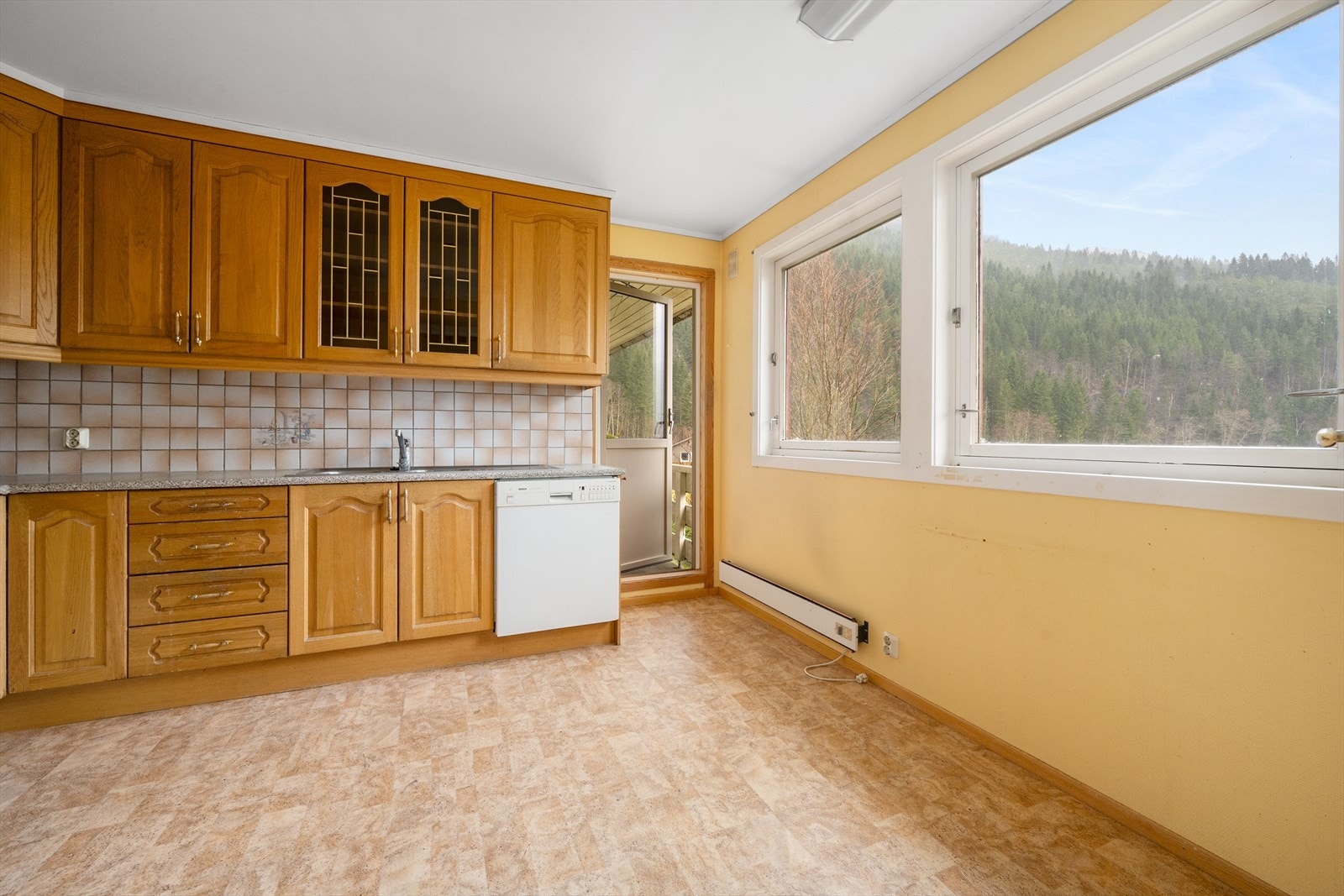 Fra kjøkkenet er det utgang til veranda. Galleribilde