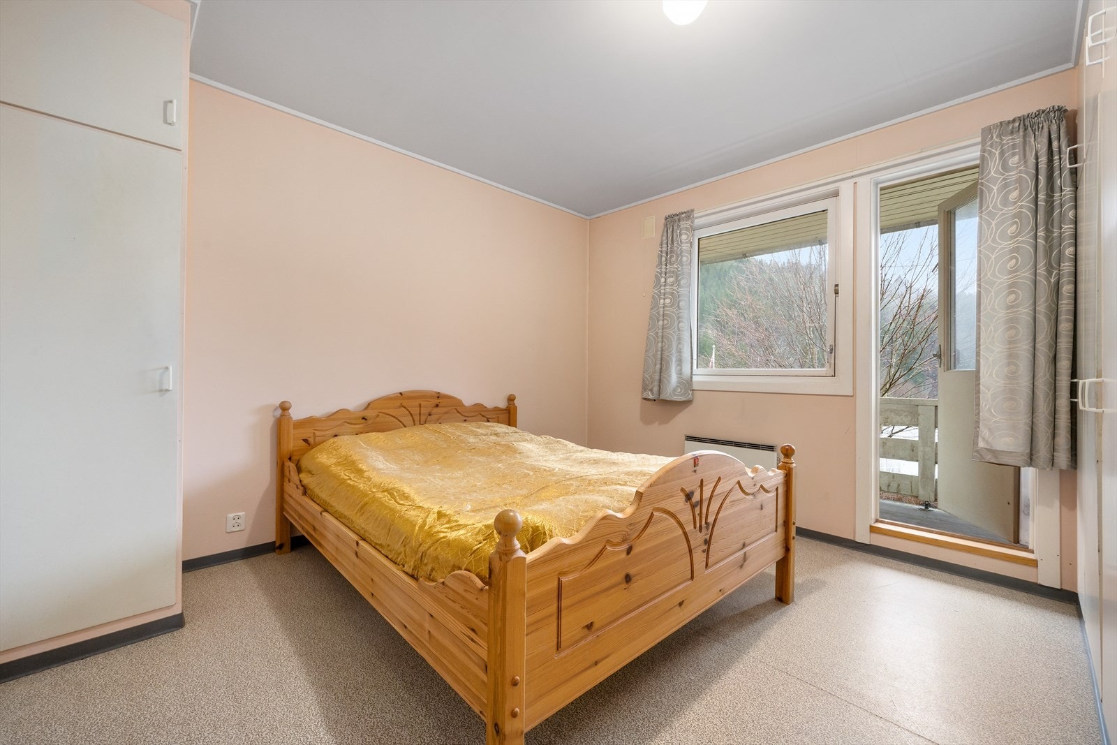 Det er 3 soverom i hovedetasjen Galleribilde