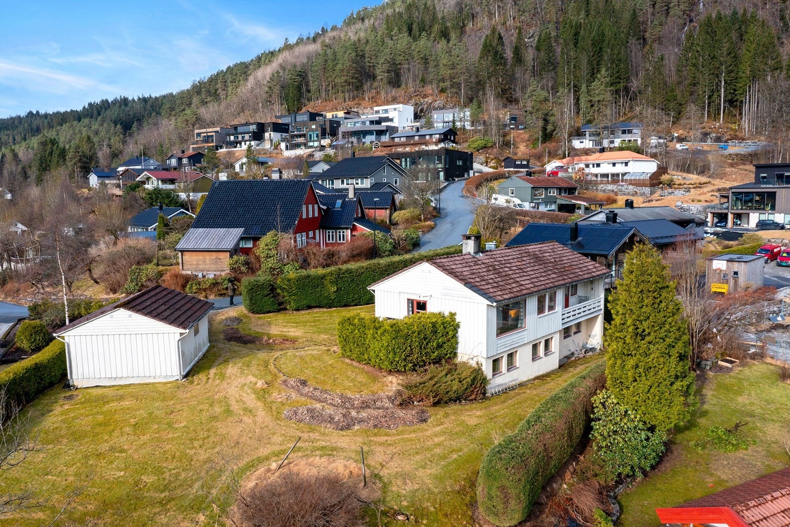 Fri om fin beliggenhet med garasje og stor hage Galleribilde