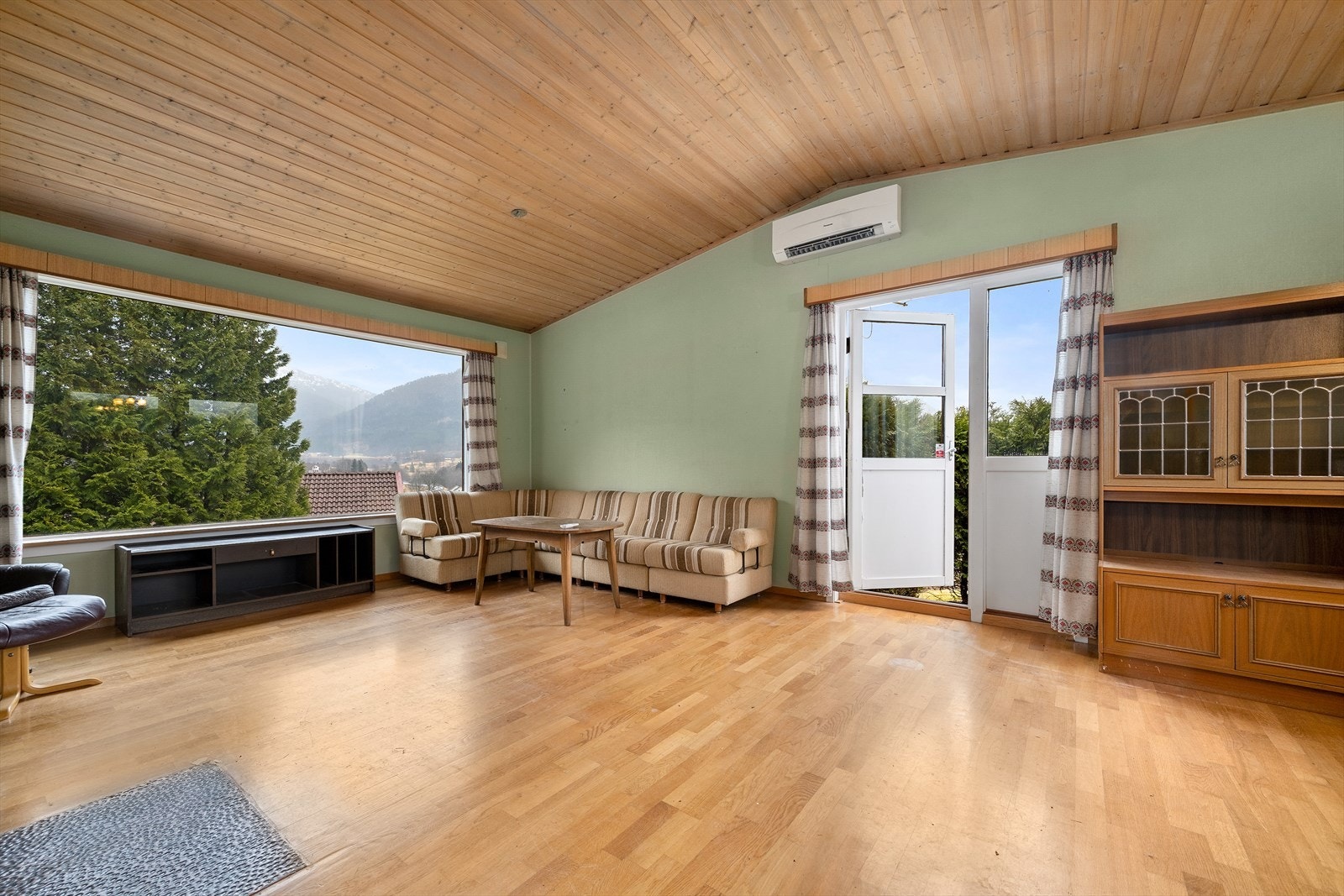 Hovedetasjen inneholder vindfang, gang, trapperom, stue, kjøkken, tre soverom og bad. Galleribilde