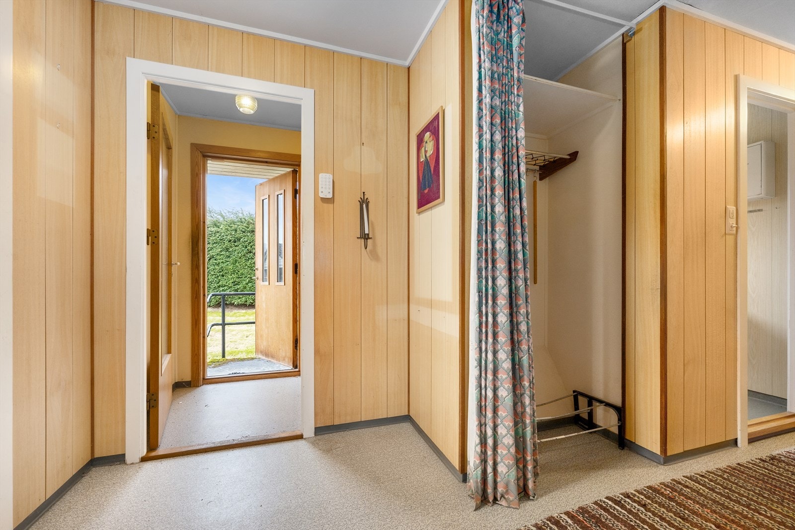 Vindfang og gang i hovedetasjen. Galleribilde