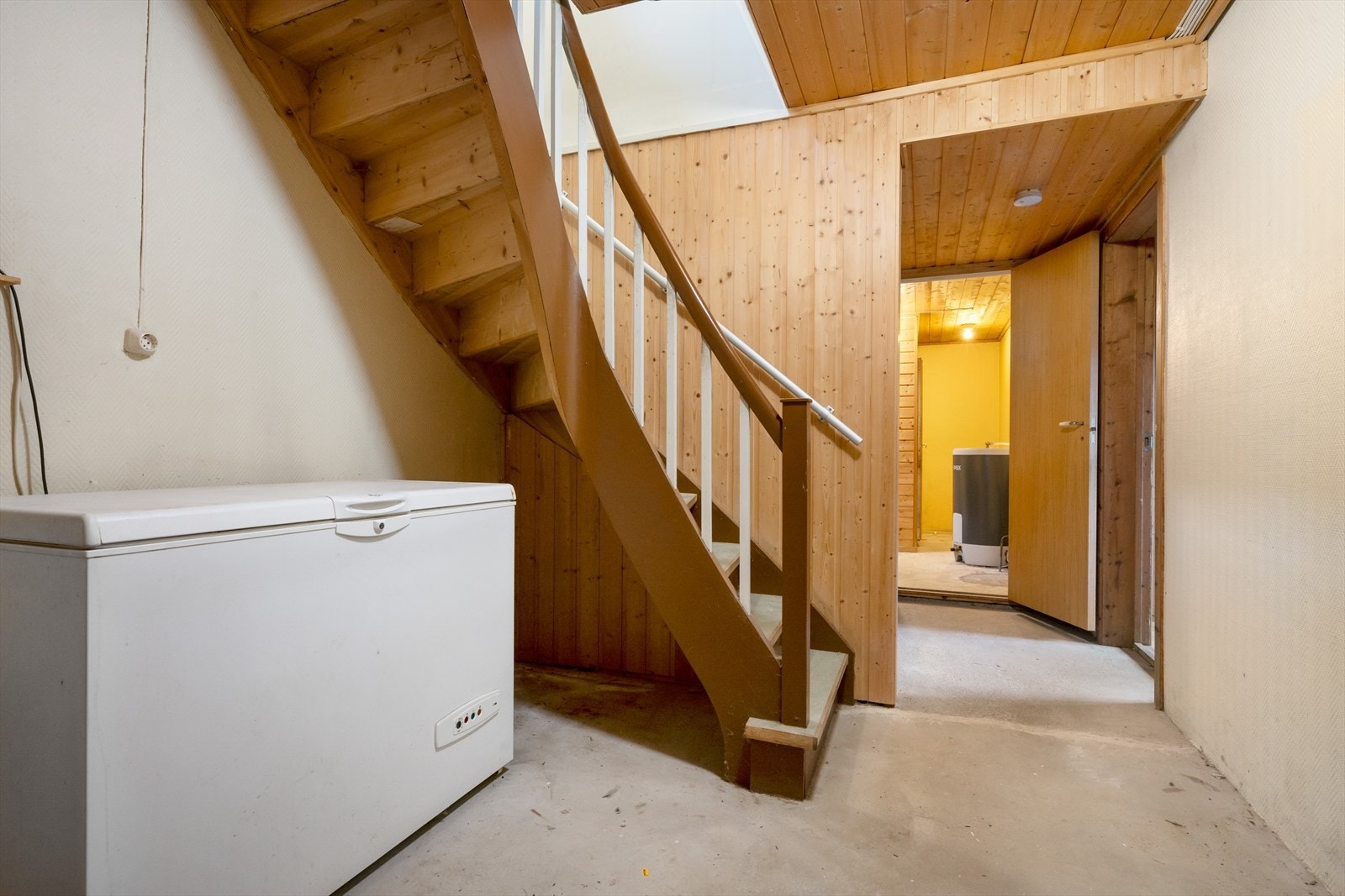 Underetasjen består av vindfang, gang, kjellerstue, soverom, bad, vaskerom, bod og kjølerom. Galleribilde
