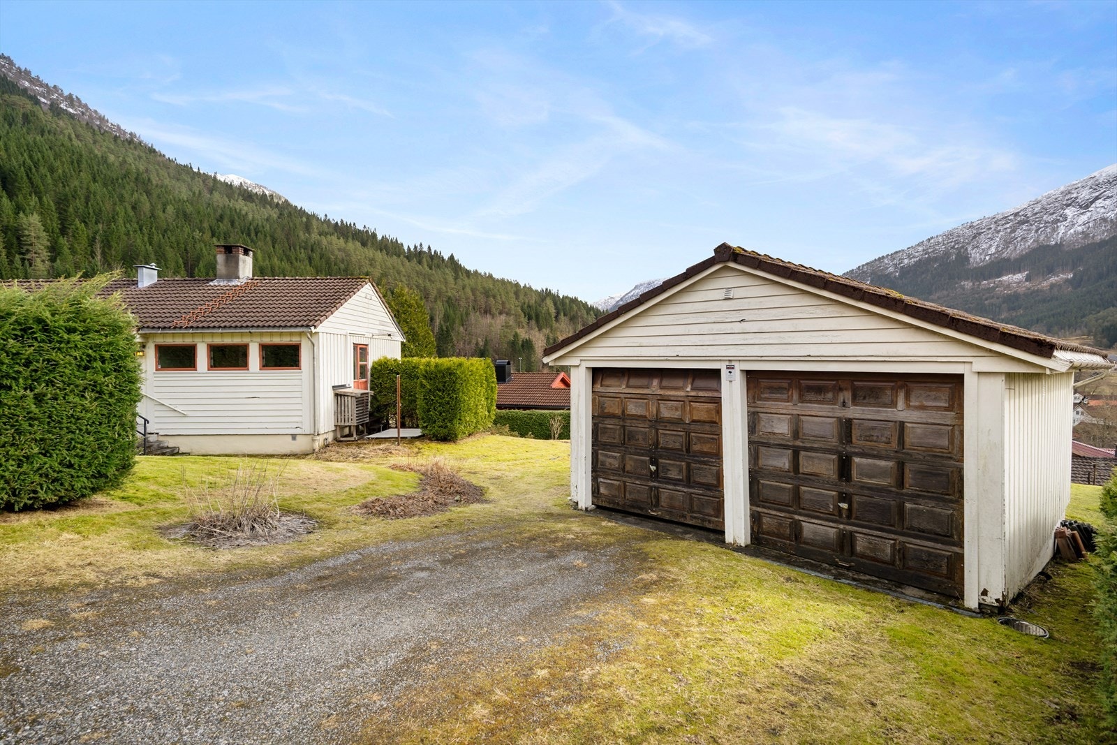 Romslig tun med dobbel garasje Galleribilde