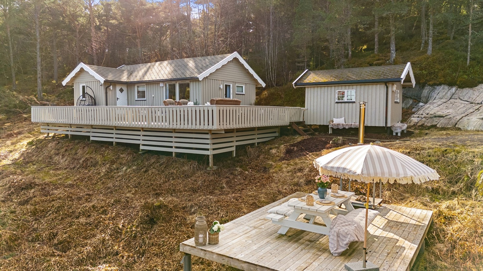 Meget pent opparbeidet naturtomt som ligger skjermet til fra naboene med grense mot skogareal. Galleribilde