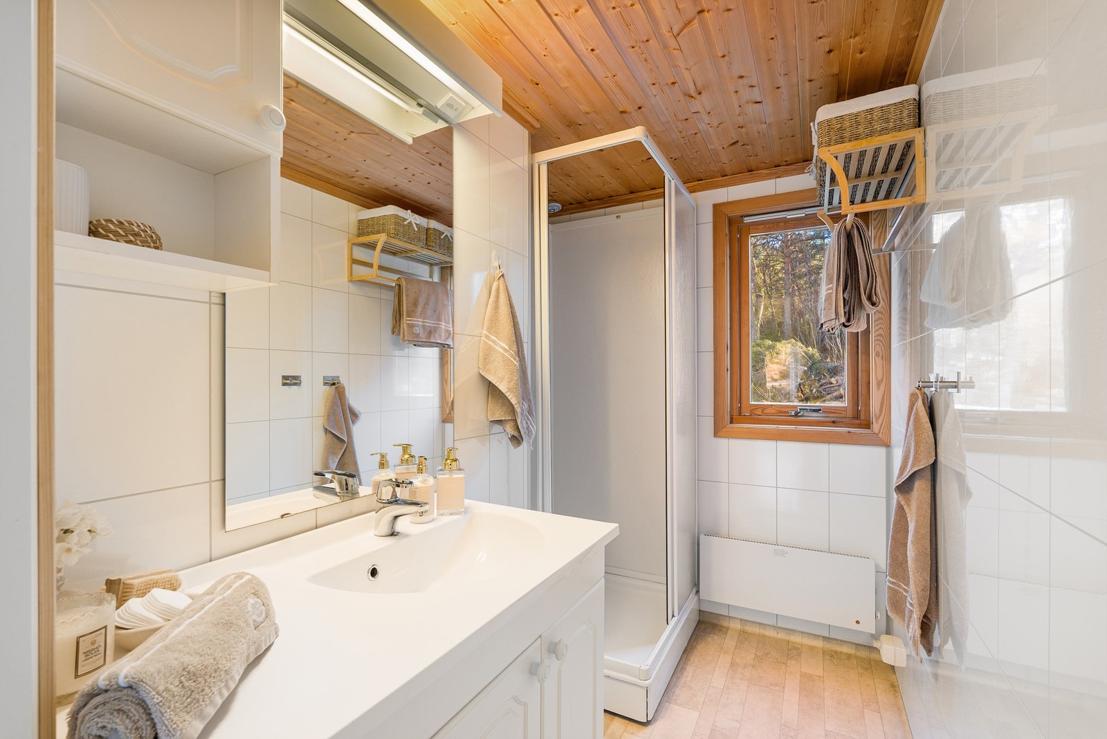 Videre har badet dusjkabinett. Hytta har innlagt vann, strøm og septiktank. Galleribilde