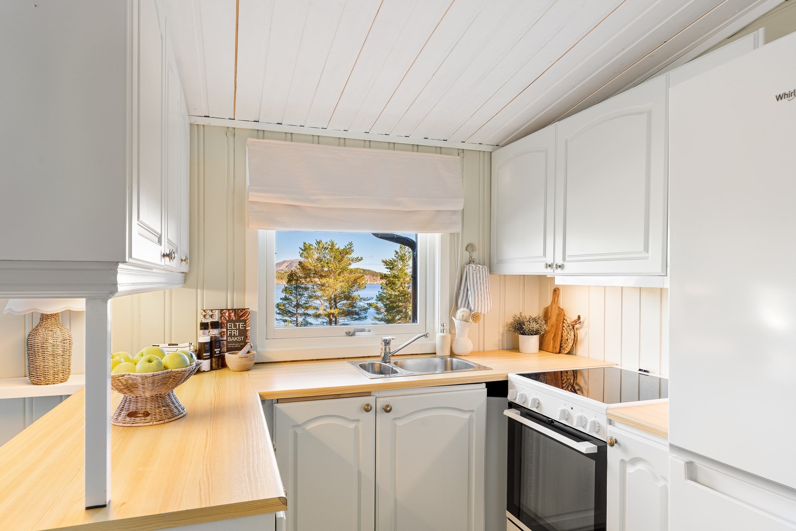 Kjøkkenet ligger naturlig tilbaketrukket fra stuen og er innredet med profilerte fronter og benkeplate av laminat. Galleribilde