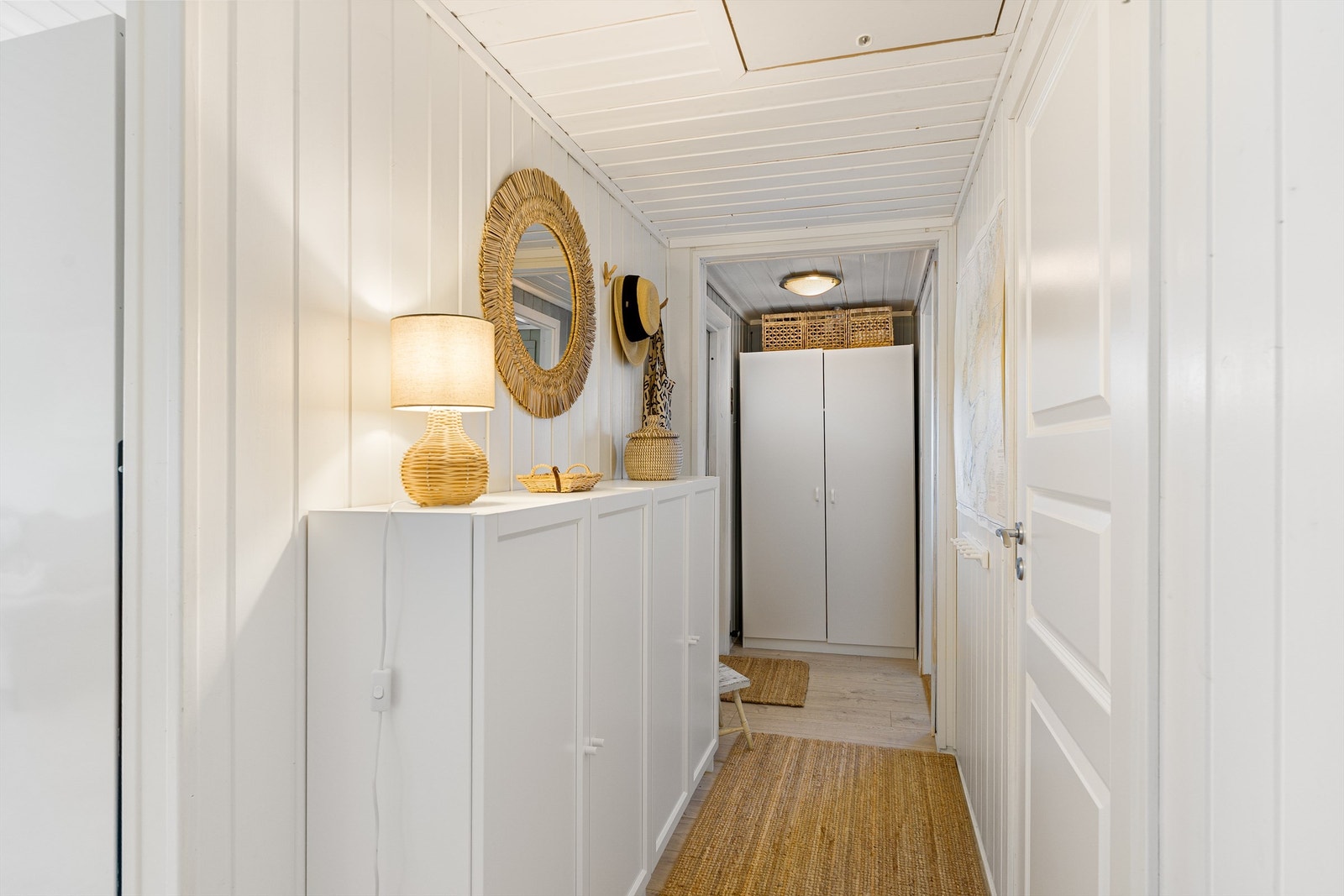 Velkommen inn! Romslig entré med god plass til oppbevaring av yttertøy og sko. Galleribilde