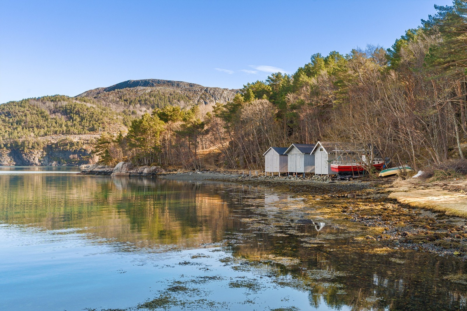 I tillegg har eiendommen tinglyst veirett og naustrett. Hytta disponerer naustplassen på enden ved stranda. Galleribilde
