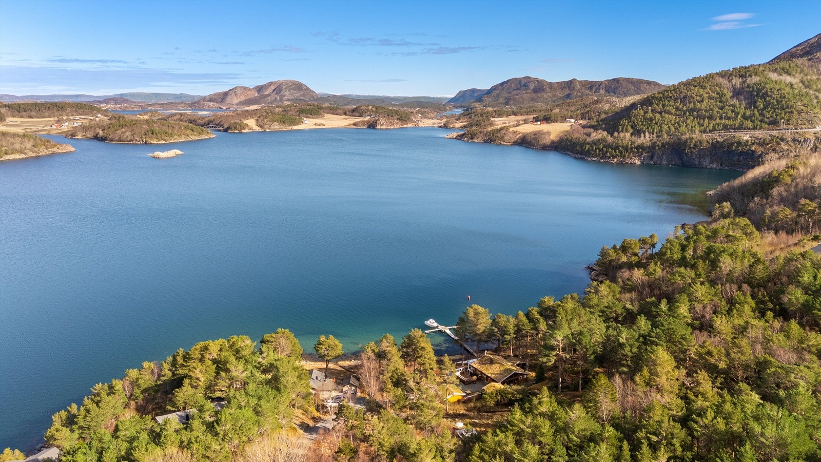 Ørland og Fosen-regionen er kjent for sin storslåtte natur med kystlandskap, øyer, fjorder og gode turmuligheter. Her får du en kombinasjon av landlig ro, nærhet til havet og et aktivt lokalsamfunn. Galleribilde