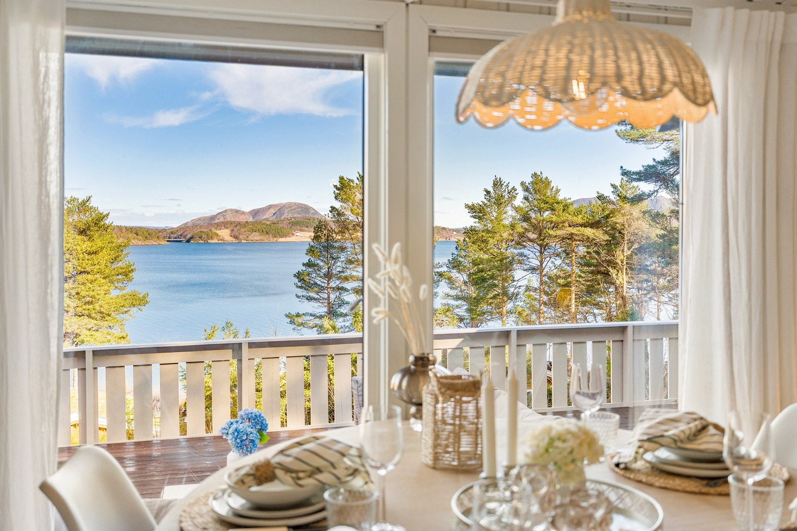 Her har man god plass til å samle familie og venner til hyggelige sammenkomster. Galleribilde