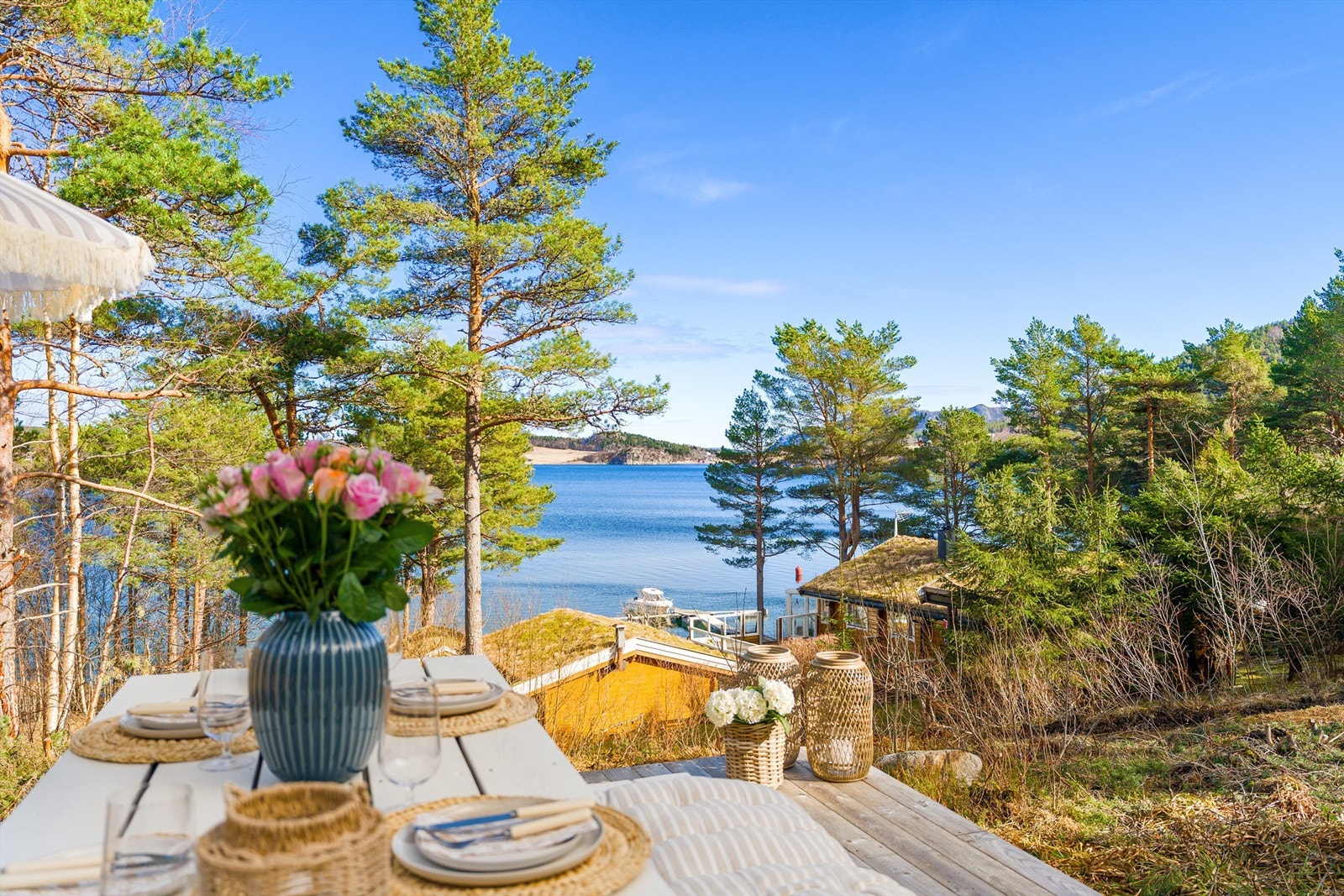Hytta har en perfekt beliggenhet i hyttefeltet med nydelig panoramautsikt mot fjorden. Galleribilde