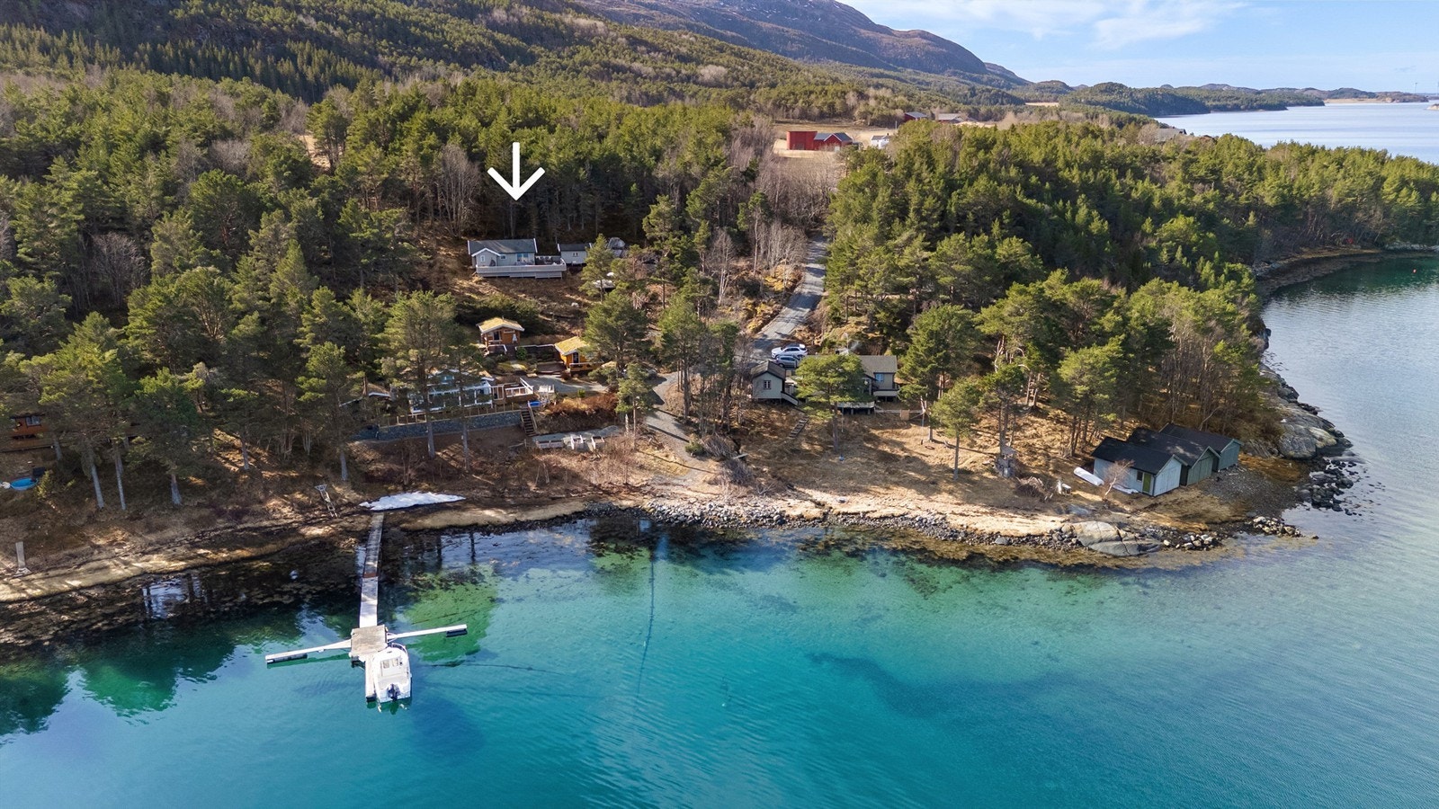 Saip Harmankaya presenterer Jektvikveien 21! Lun og koselig hytte med rolig, sjønær beliggenhet i et koselig hyttefelt! Galleribilde