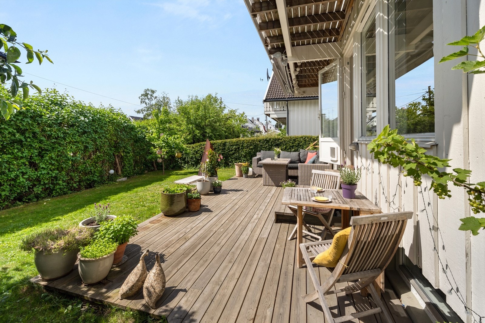 Hagen er solrik med stor platting, her har du plass til grilling og leking Galleribilde