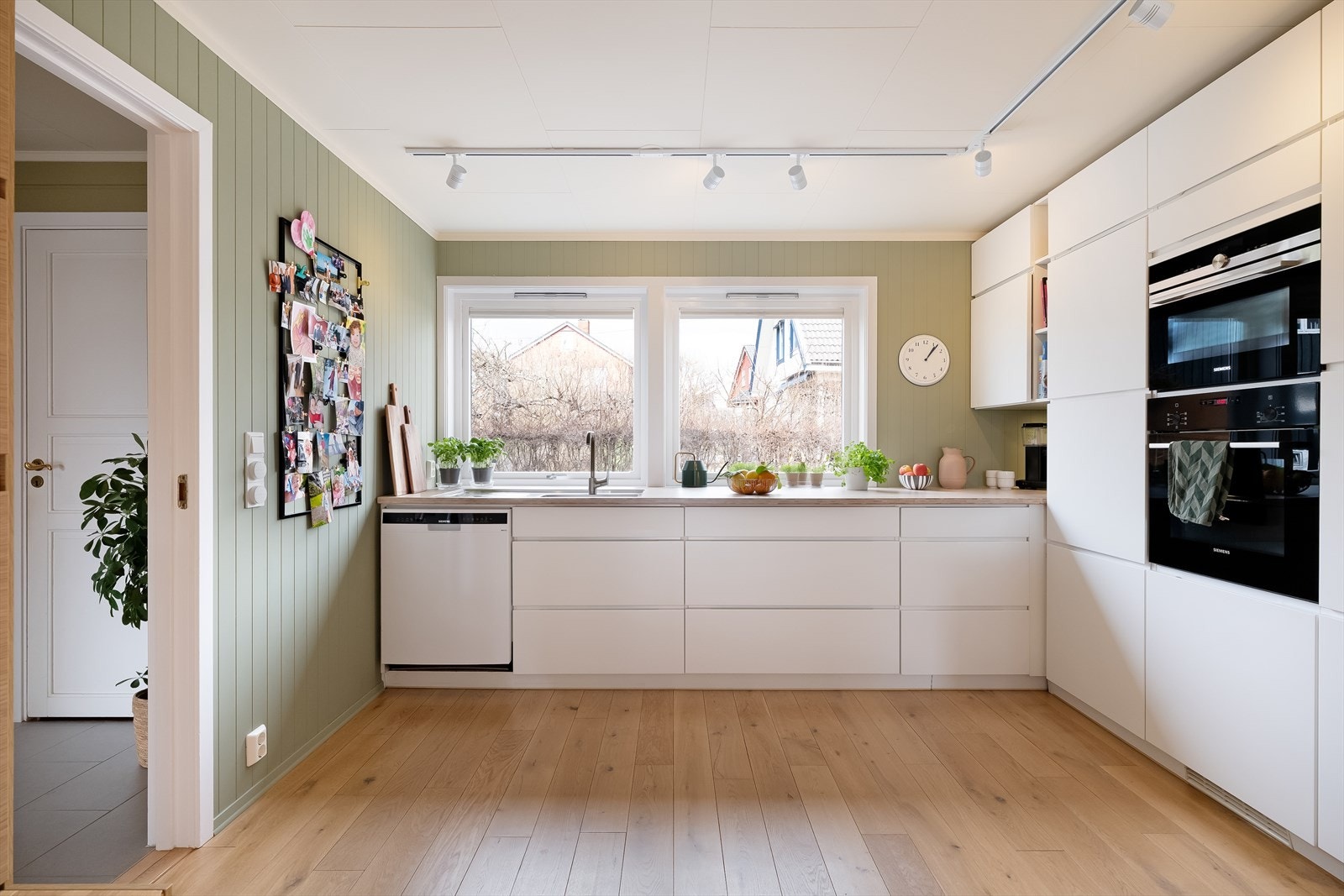 Vinduer og lister på kjøkken er malt i 2026 Galleribilde