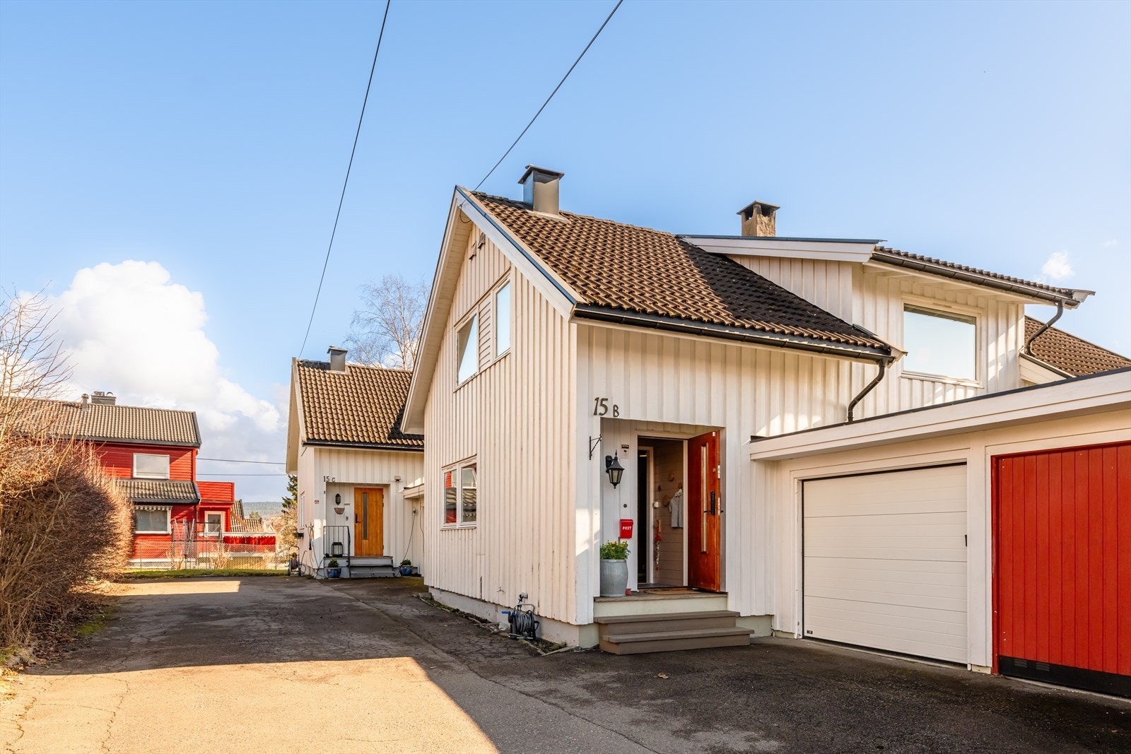 Det følger to garasjeplasser med elektriske porter til boligen Galleribilde