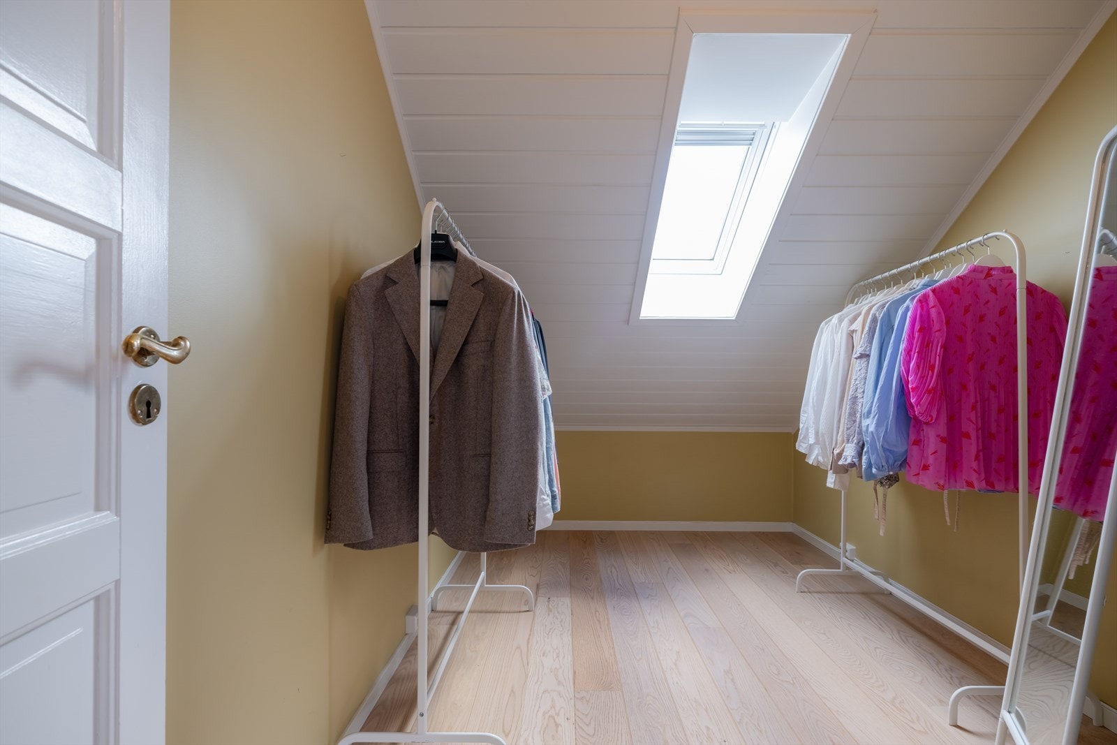 Romslig garderoberom mellom soverommene. Vindu satt inn i 2022 Galleribilde