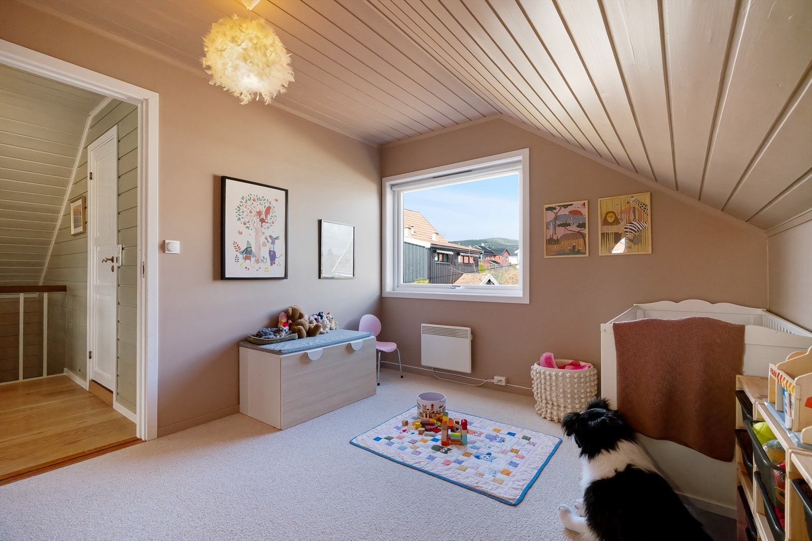 Her ble det lagt vegg-til-vegg teppe i ull i 2024 Galleribilde