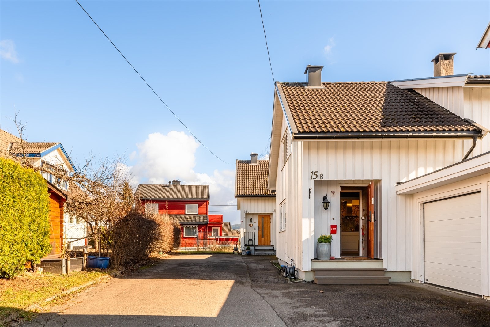 Det er og biloppstillingsplass på nordsiden av huset med lader til el.bil Galleribilde