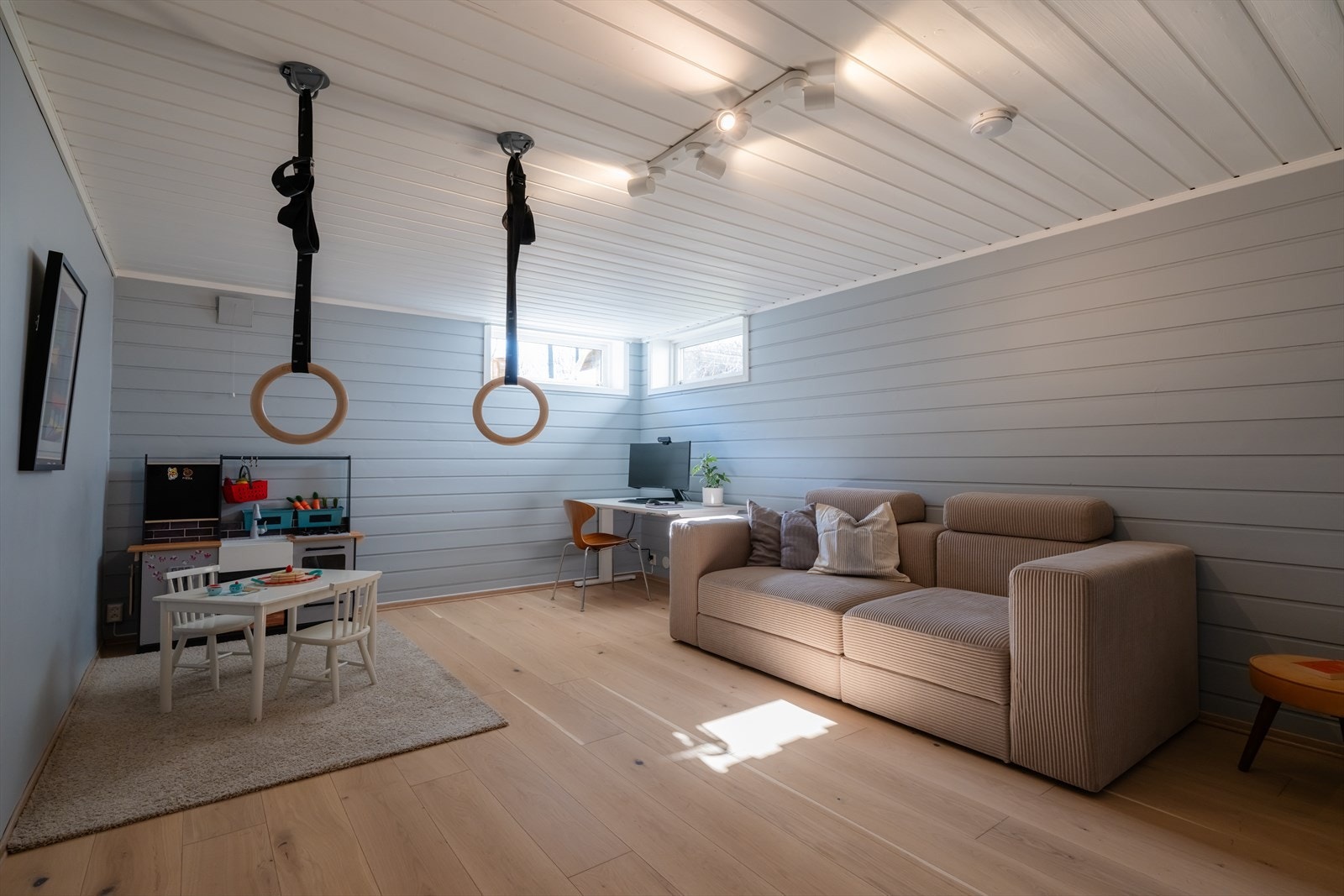 Hobbyrommet i kjeller blir i dag brukt som kjellerstue Galleribilde