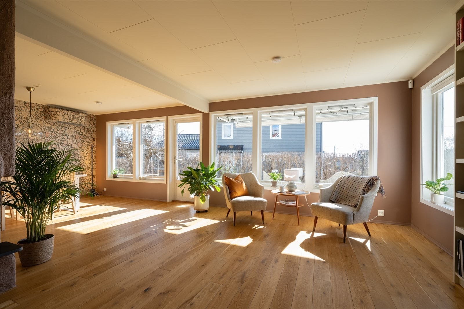 Fra stuen er det utgang til hagen Galleribilde