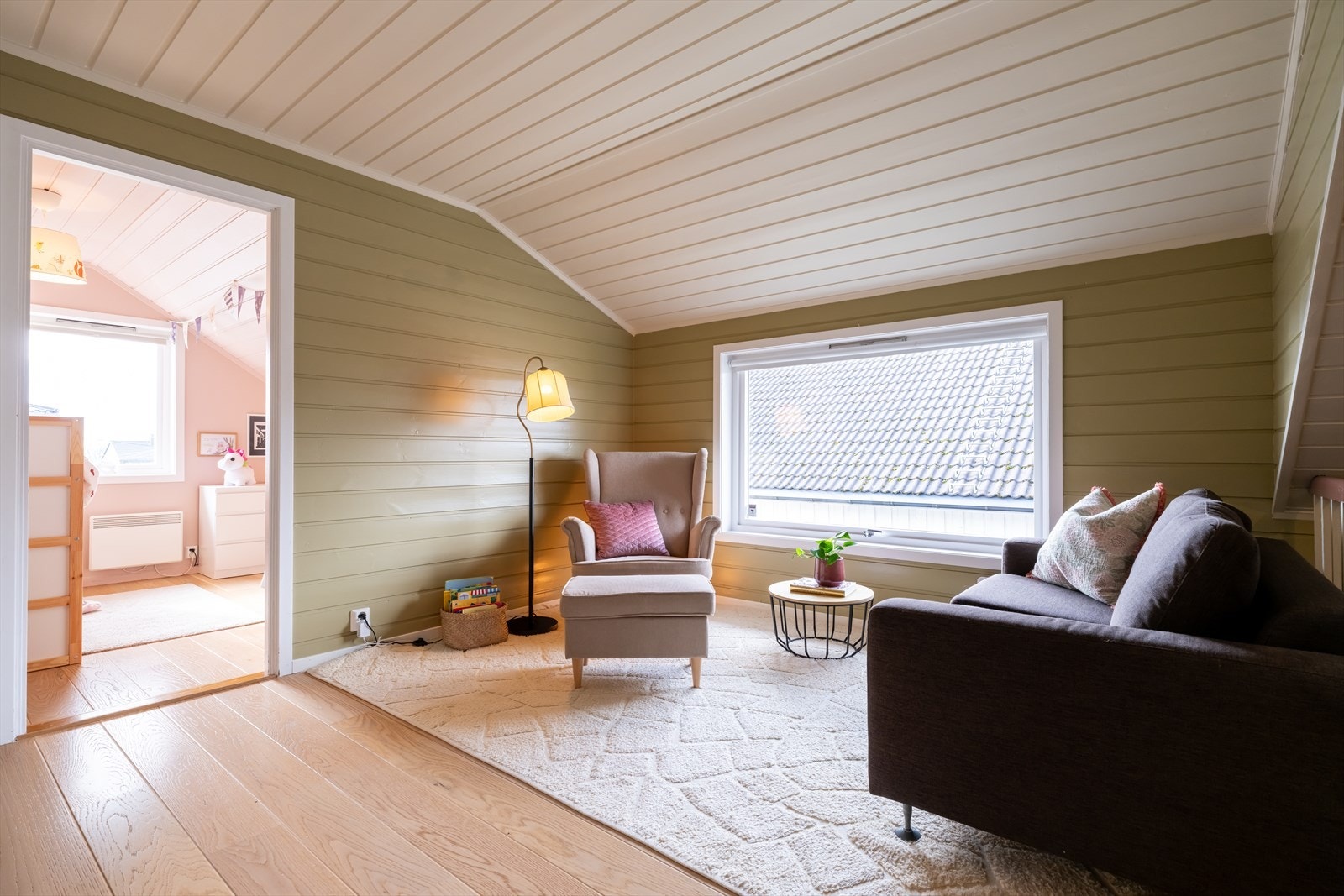 Alle vinduer i 2. etg samt flere av dørkarmer og lister er malt i 2026 Galleribilde