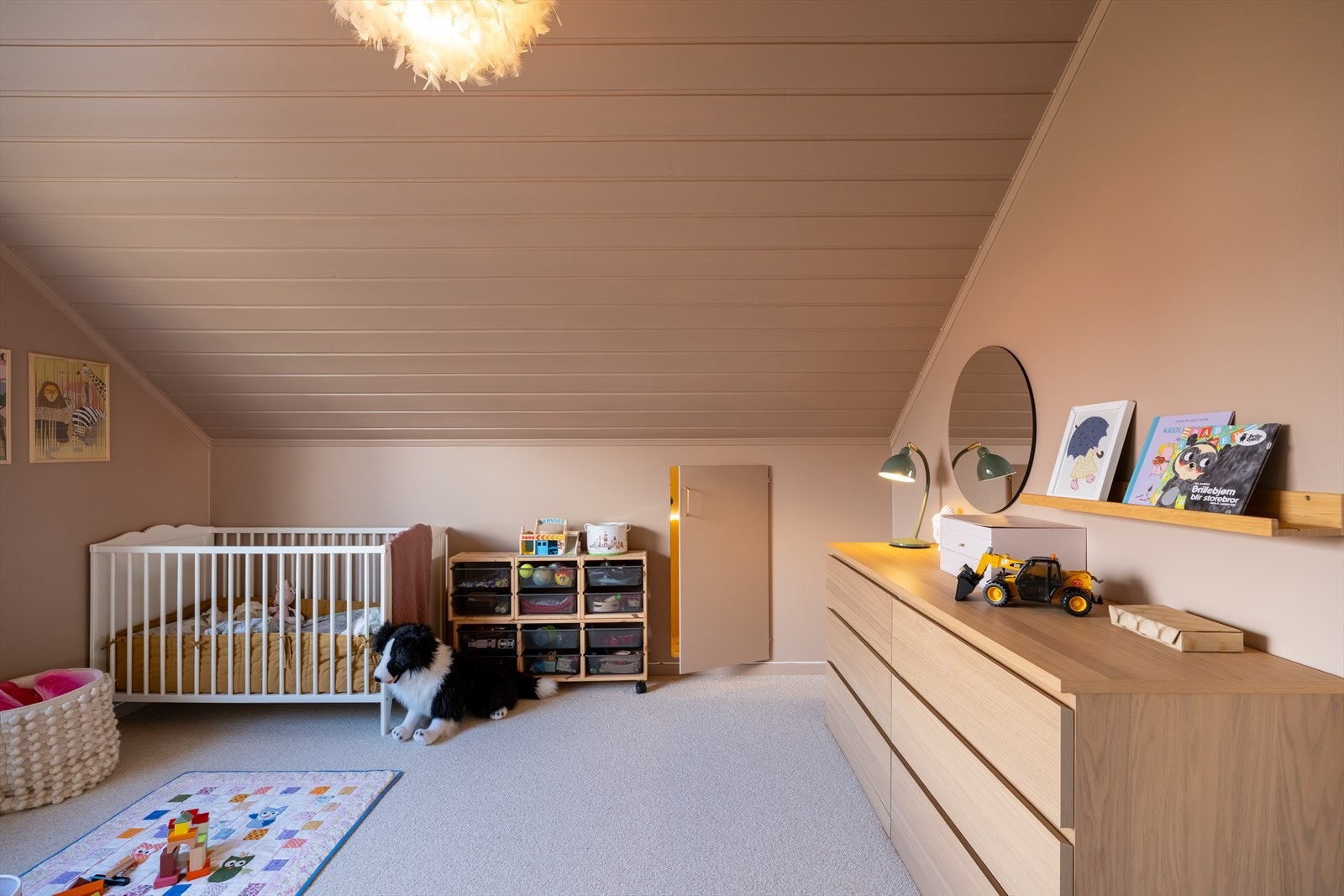 Lyst og koselig barnerom med plass til seng, lek og oppbevaring Galleribilde