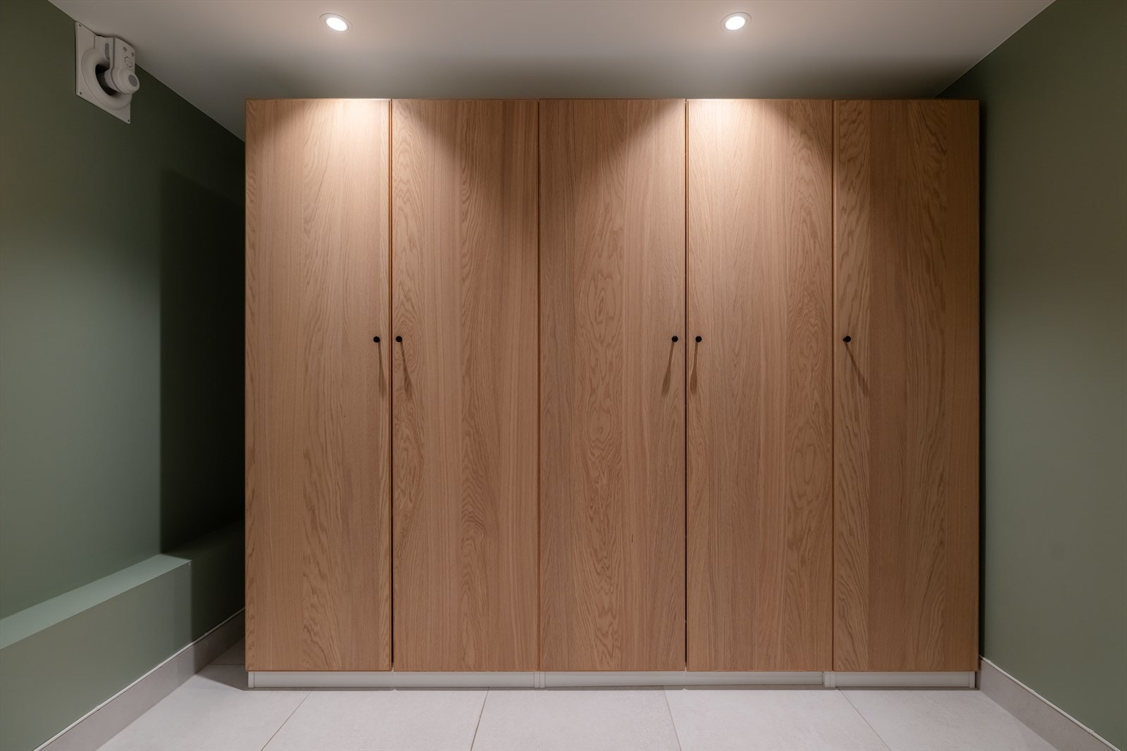 På vaskerommet er det satt inn store oppbevaringsskap Galleribilde