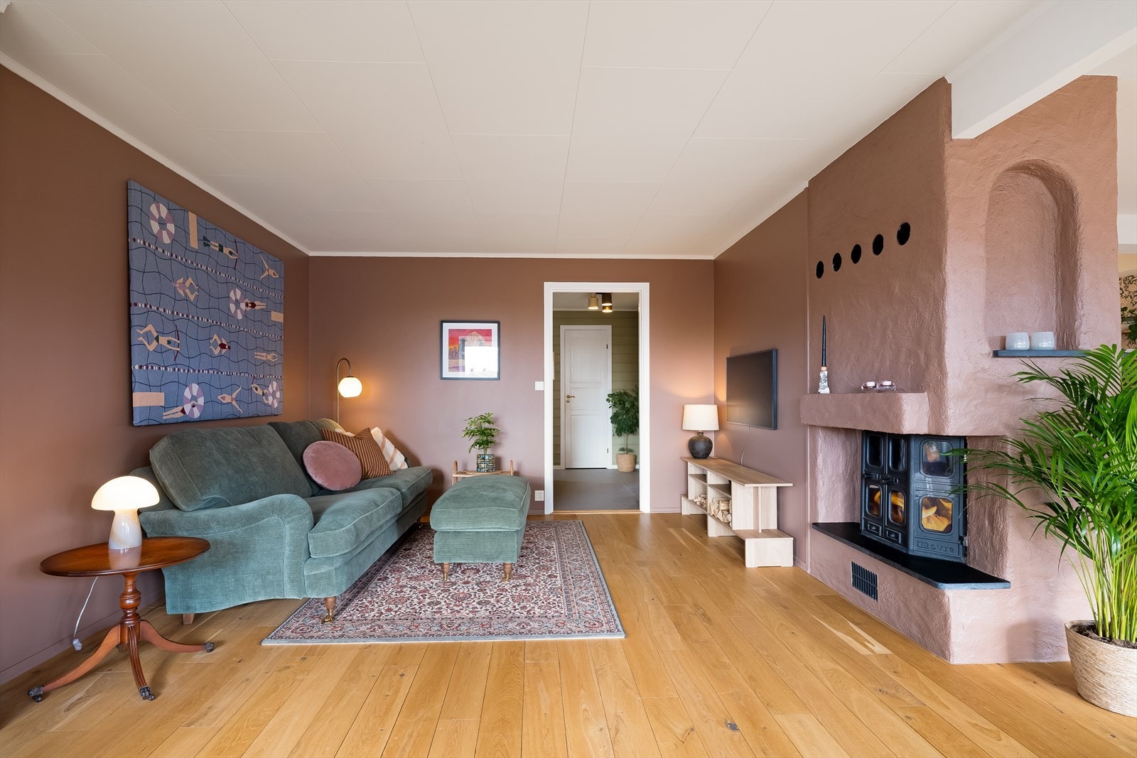 Smart plassert sofakrok gir privat romfølelse i stuen uten å miste åpenheten Galleribilde