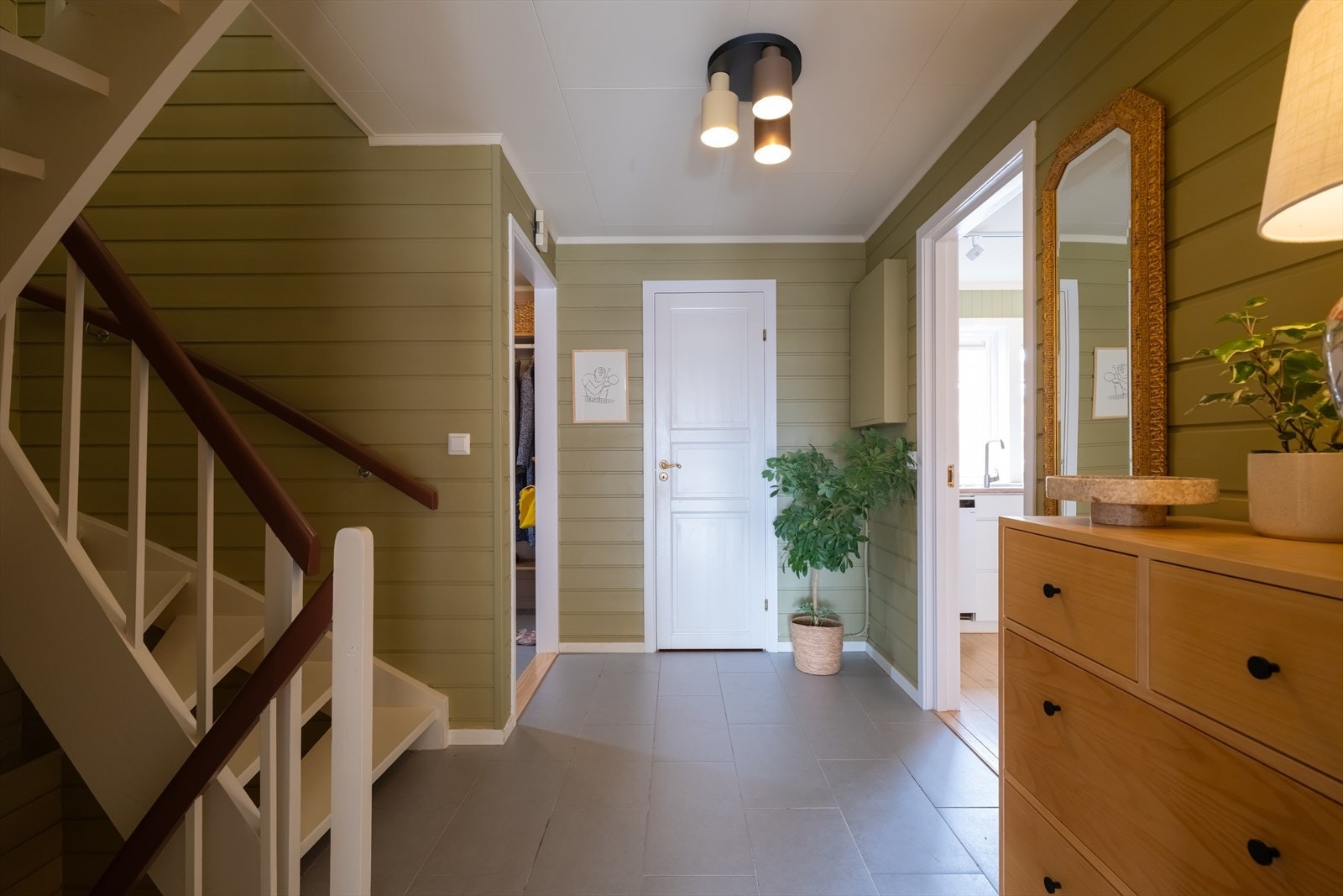 Hall med tilgang til stue, kjøkken, trapp, entré og toalettrom Galleribilde