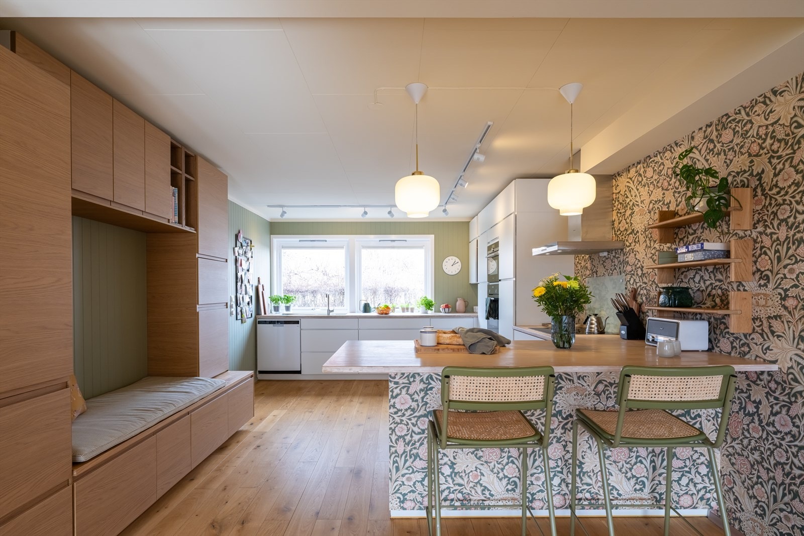 Innebygd sofa og rikelig med oppbevaring langs veggen Galleribilde