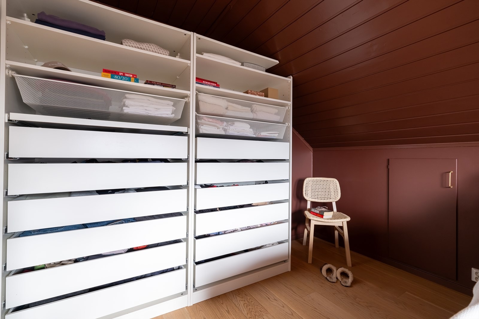 Stort skap med god oppbevaringsplass følger med, i tillegg til kryploft for ekstra lagring Galleribilde