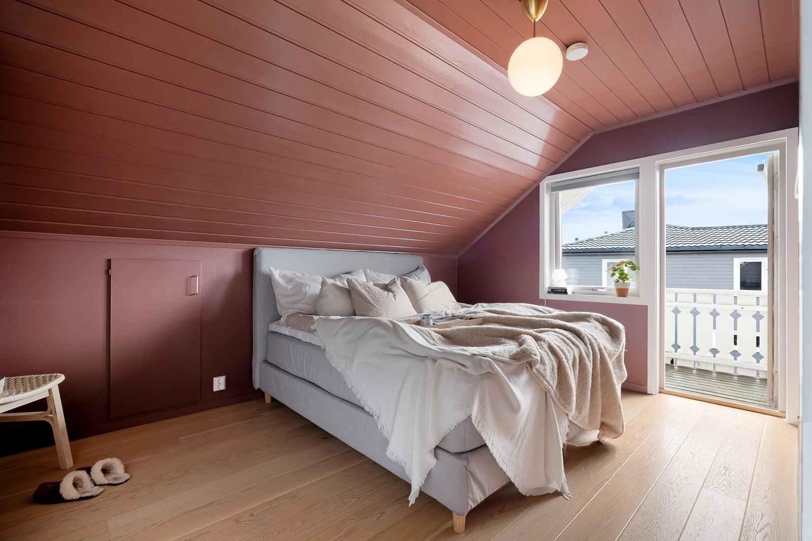 Balkong med utgang fra soverom på ca 10m2 i gulvareal. Merk også oppbevaring i kneveggen Galleribilde