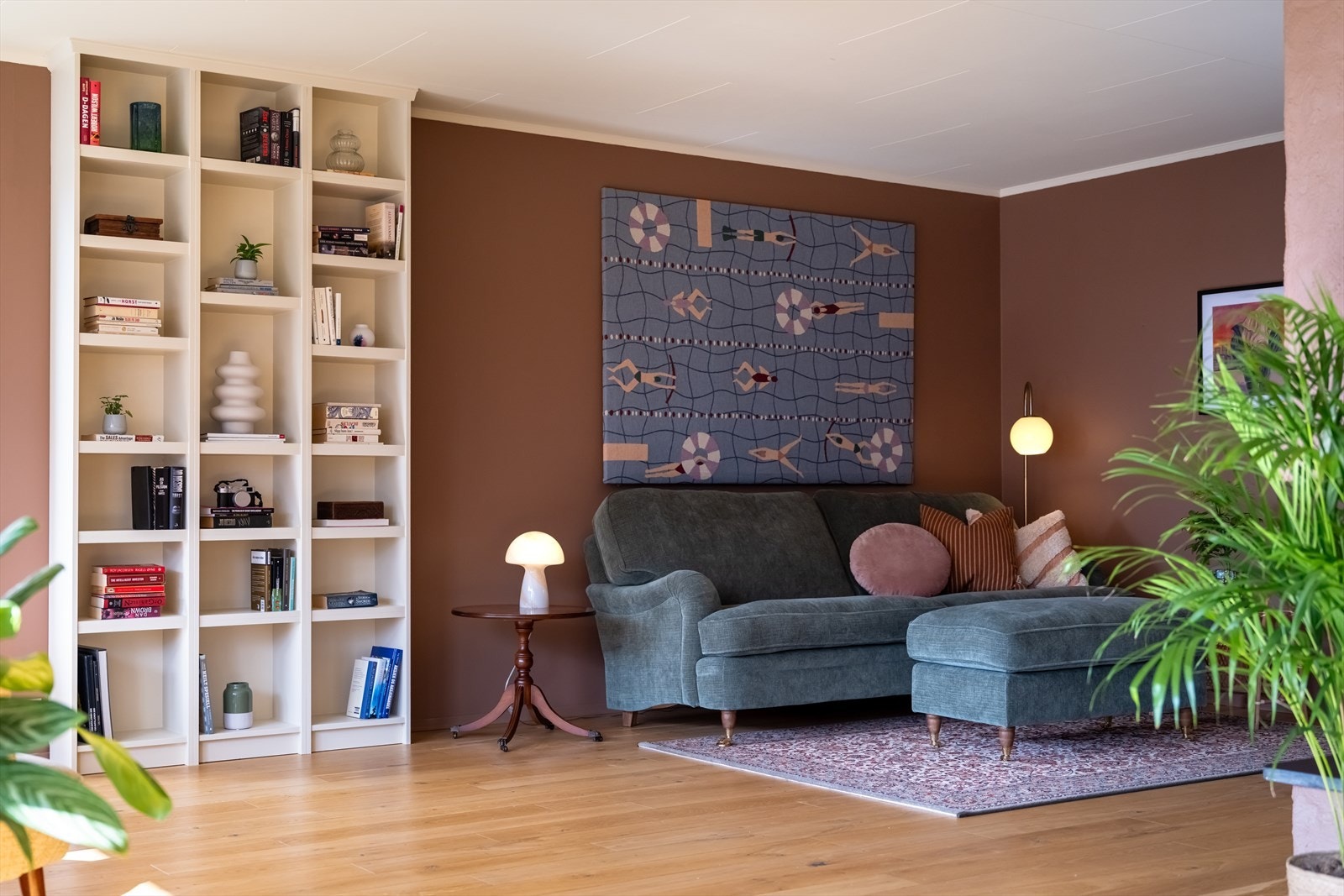 Sofakrok med egen atmosfære, litt skjermet fra hovedstuen for å lage flere soner Galleribilde