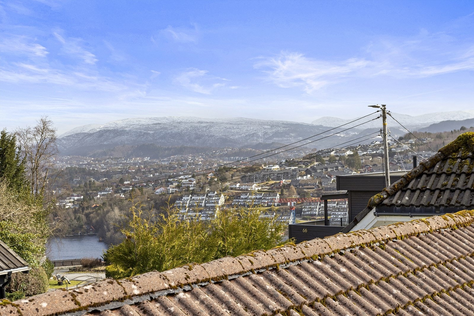 Fine utsiktsforhold fra boligens loftsetasje. Galleribilde