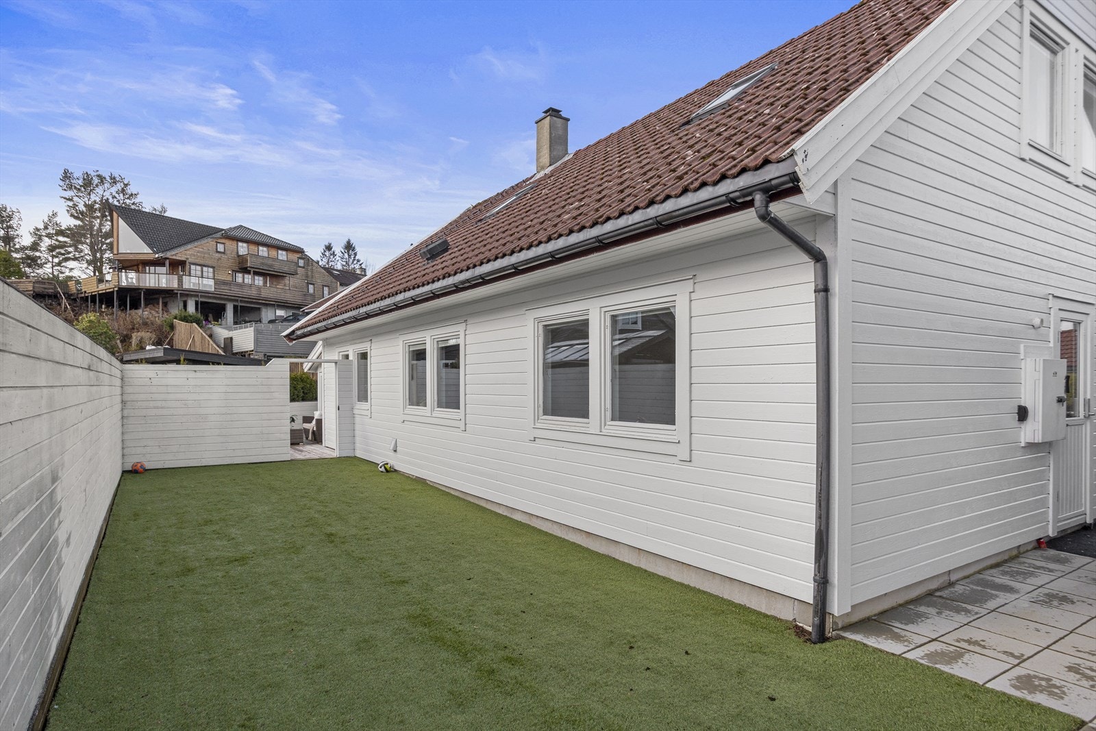 På baksiden av huset er det anlagt kunstgress, en ideell boltreplass for de minste. Galleribilde