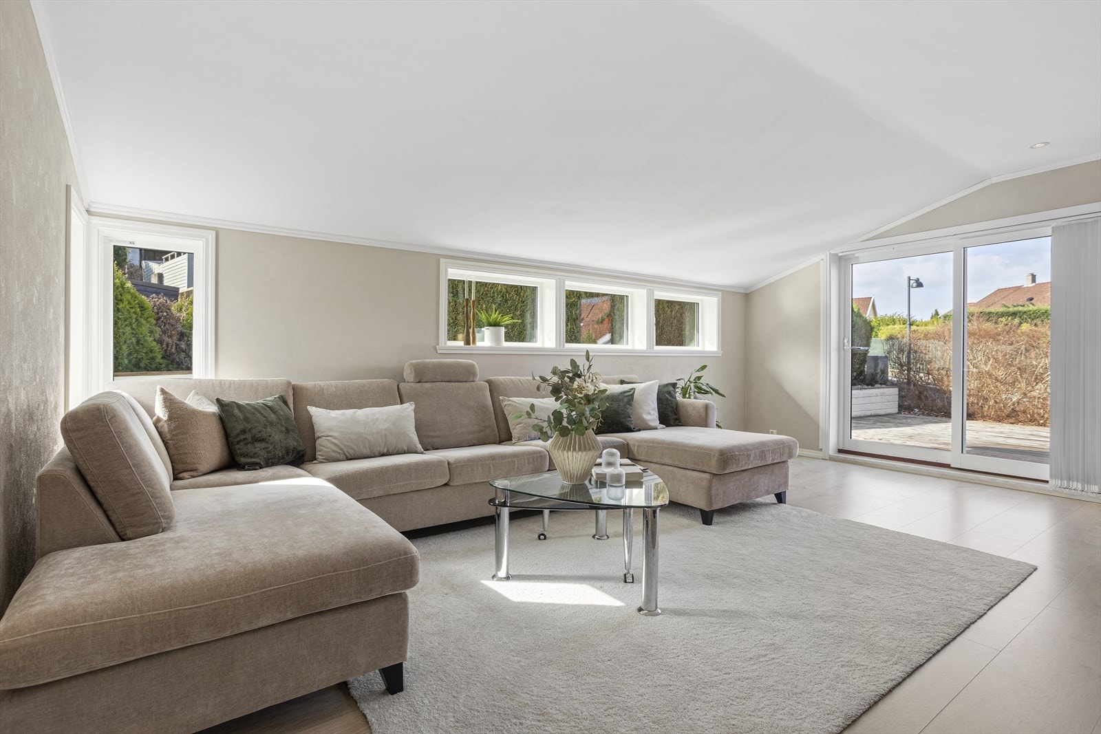 Generøse vindusflater gir et lyst og luftig innemiljø. Galleribilde