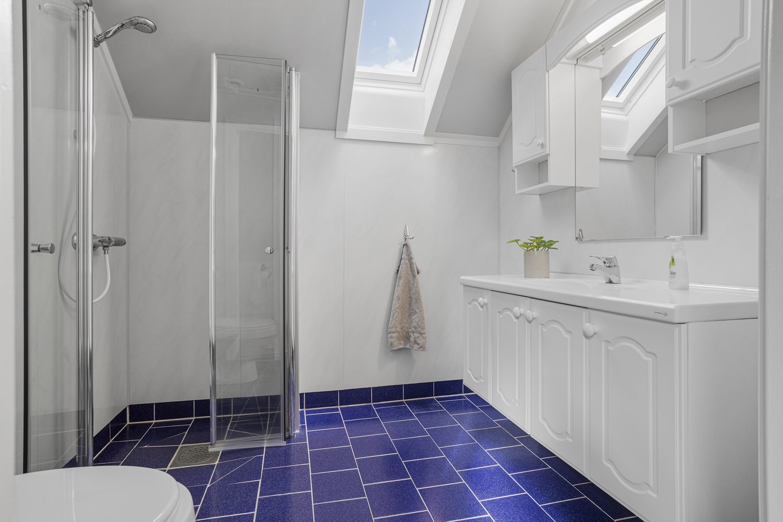 Funksjonelt bad med helt nye dusjvegger. Galleribilde