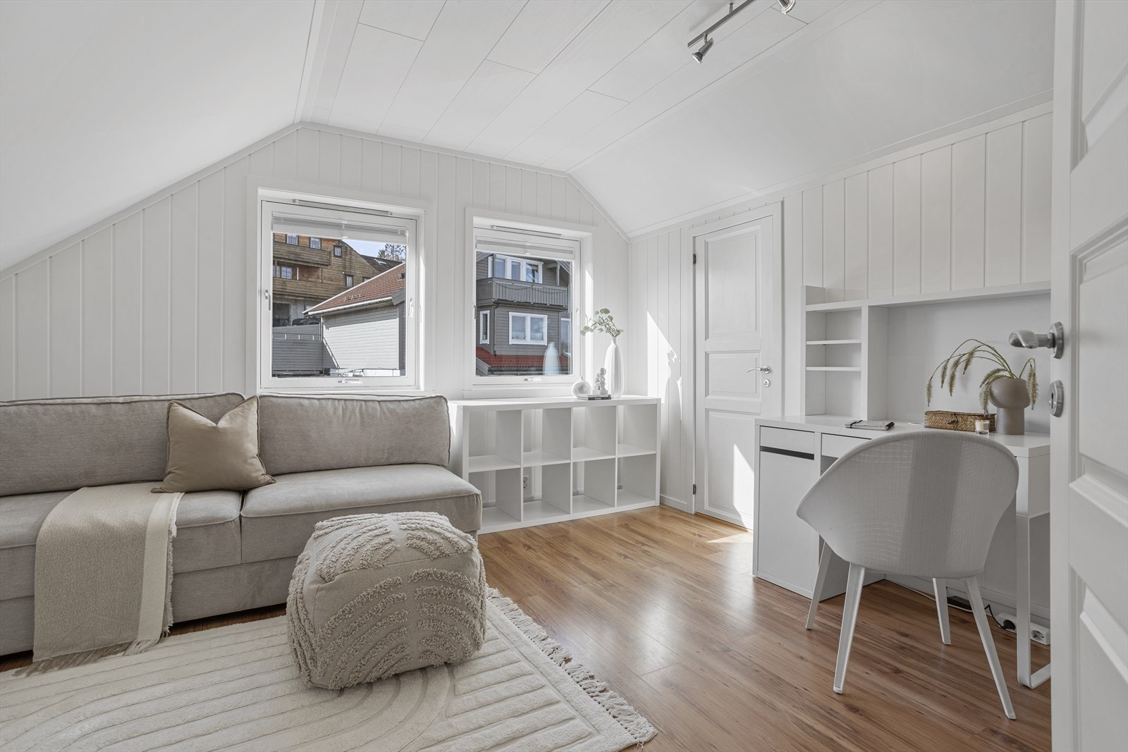 Loftsetasjen har 3 soverom, det ene av meget god størrelse og med direkte tilkomst til en bod. Galleribilde