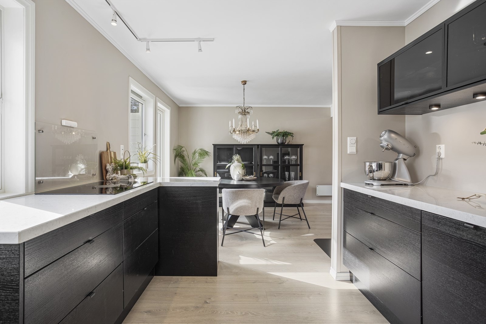 Integrerte hvitevarer medfølger og inkluderer kjøleskap, fryseskap, oppvaskmaskin, stekeovn, platetopp og mikrobølgeovn. Galleribilde