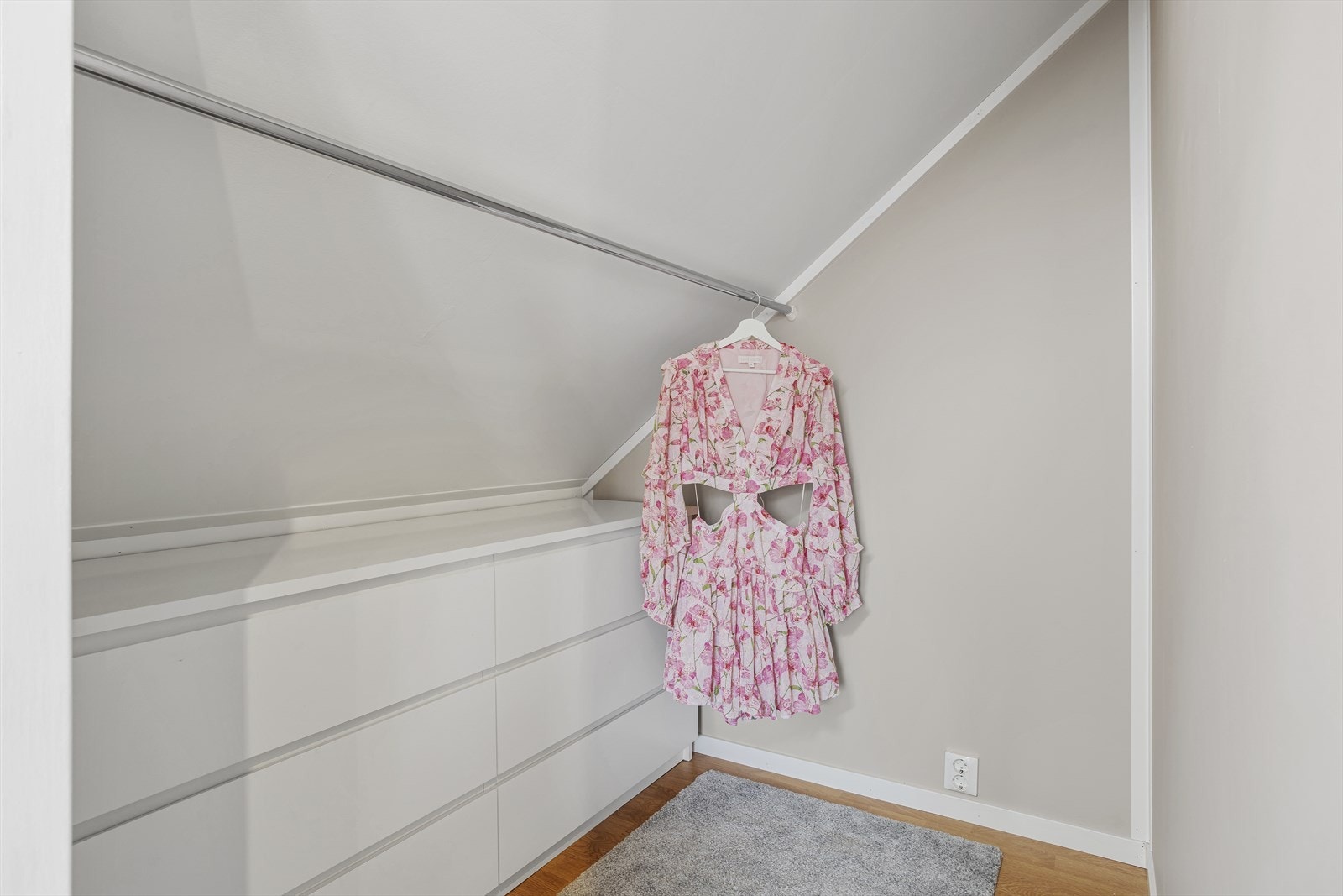 Et av soverommene på loftet har walk-in-garderobe. Galleribilde