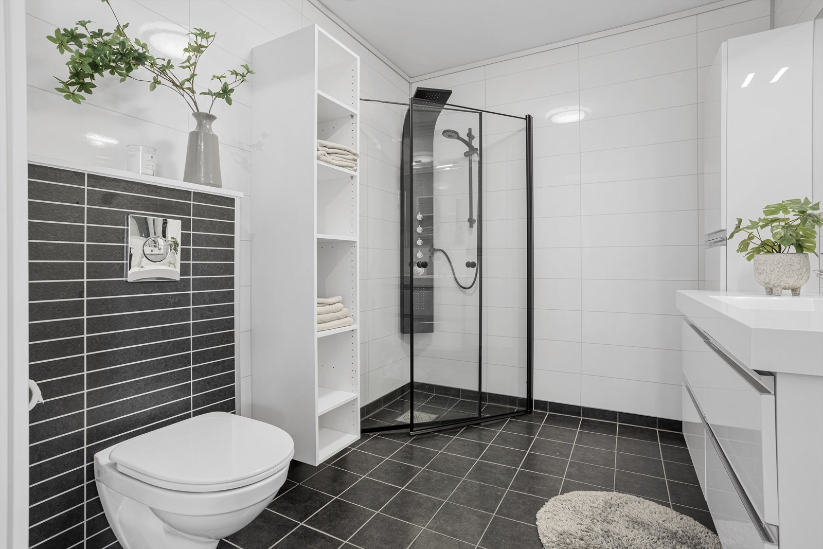 Badet i hovedetasjen har fått helt nye dusjdører og armatur. Galleribilde