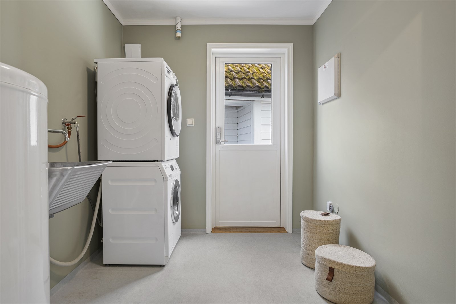 Nymalt vaskerom med VVB, skyllekar og opplegg for vaskemaskin/tørketrommel. Galleribilde