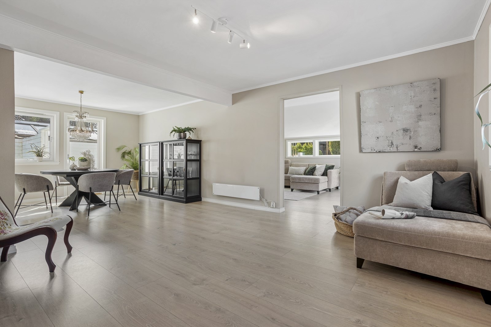 Fra spisestuen er det tilkomst til tv-stuen som også er en del av tilbygget fra 2010. Galleribilde