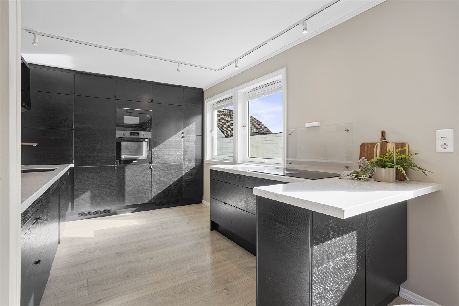 Kjøkkenet er velutstyrt og har ekstra god benkeplass. Galleribilde